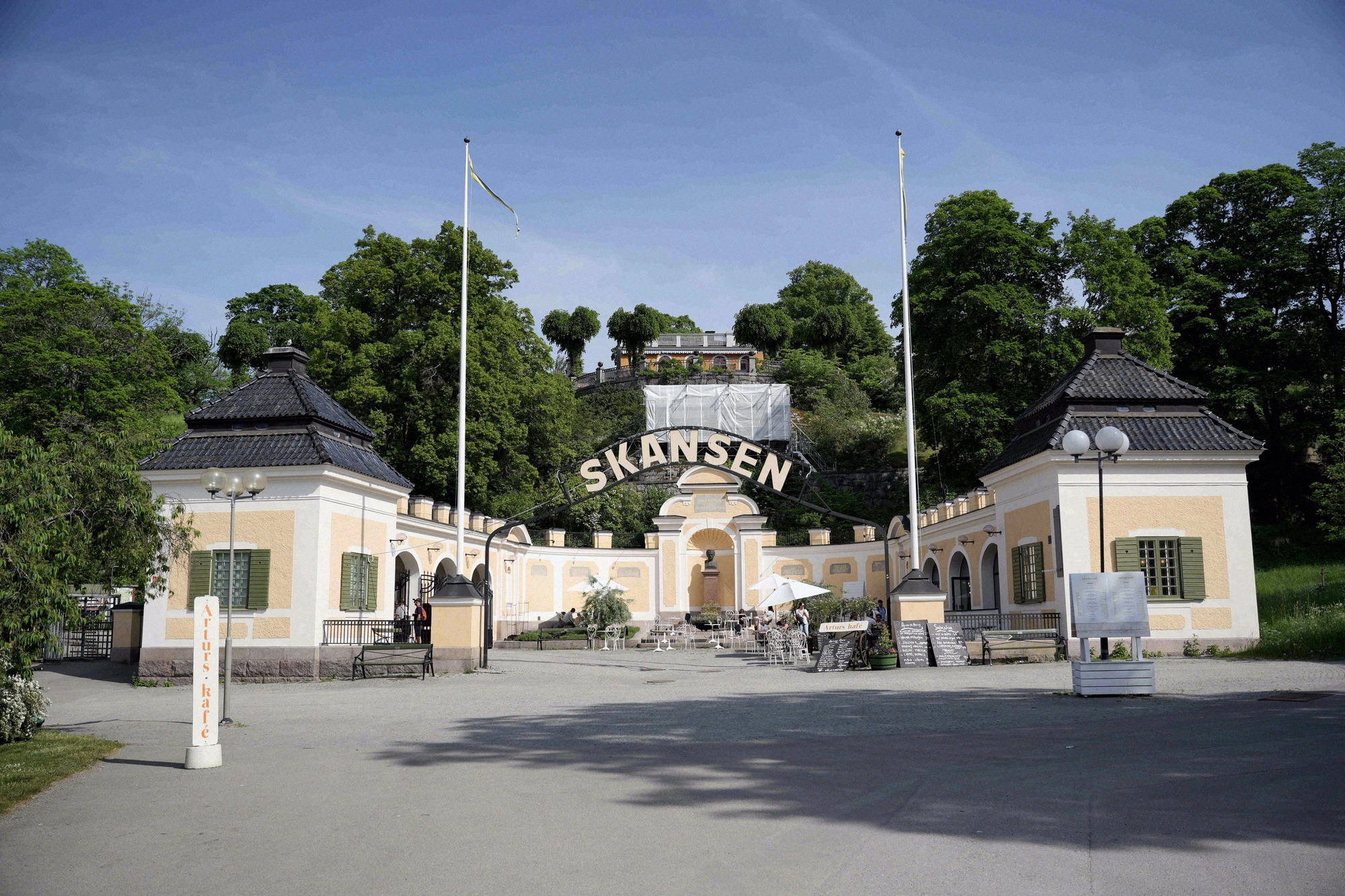 Der historische Haupteingang des Freilichtmuseums Skansen auf Djurgården mit dem charakteristischen Schriftzug über dem Tor.